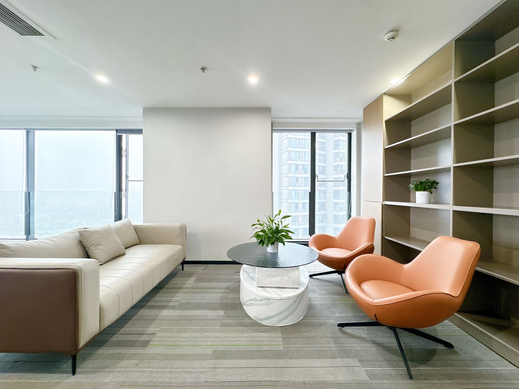 青羊区4号线西南财大地铁400米 500平 7隔间40工位 大气前台 双面采光 落地窗 视野巴适 见兴里浣花国际办公室出租