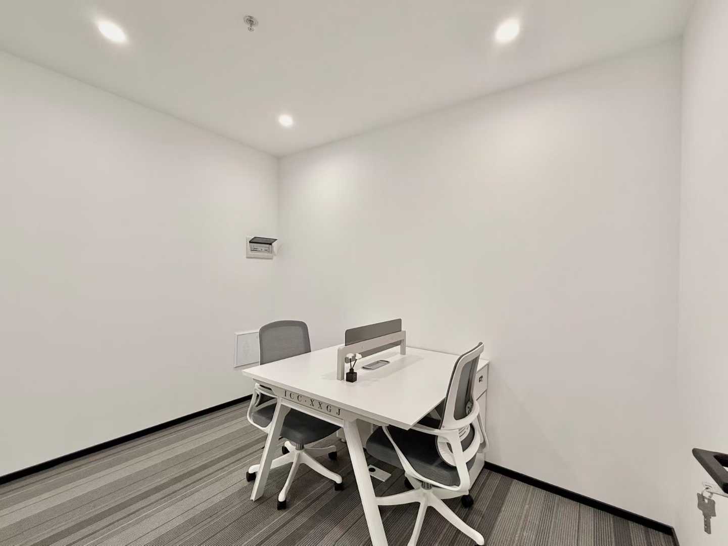 高新区6号线张家寺地铁口 高区朝南视野无遮挡 3隔间11工位 带家具 电梯口 香榭国际办公室出租