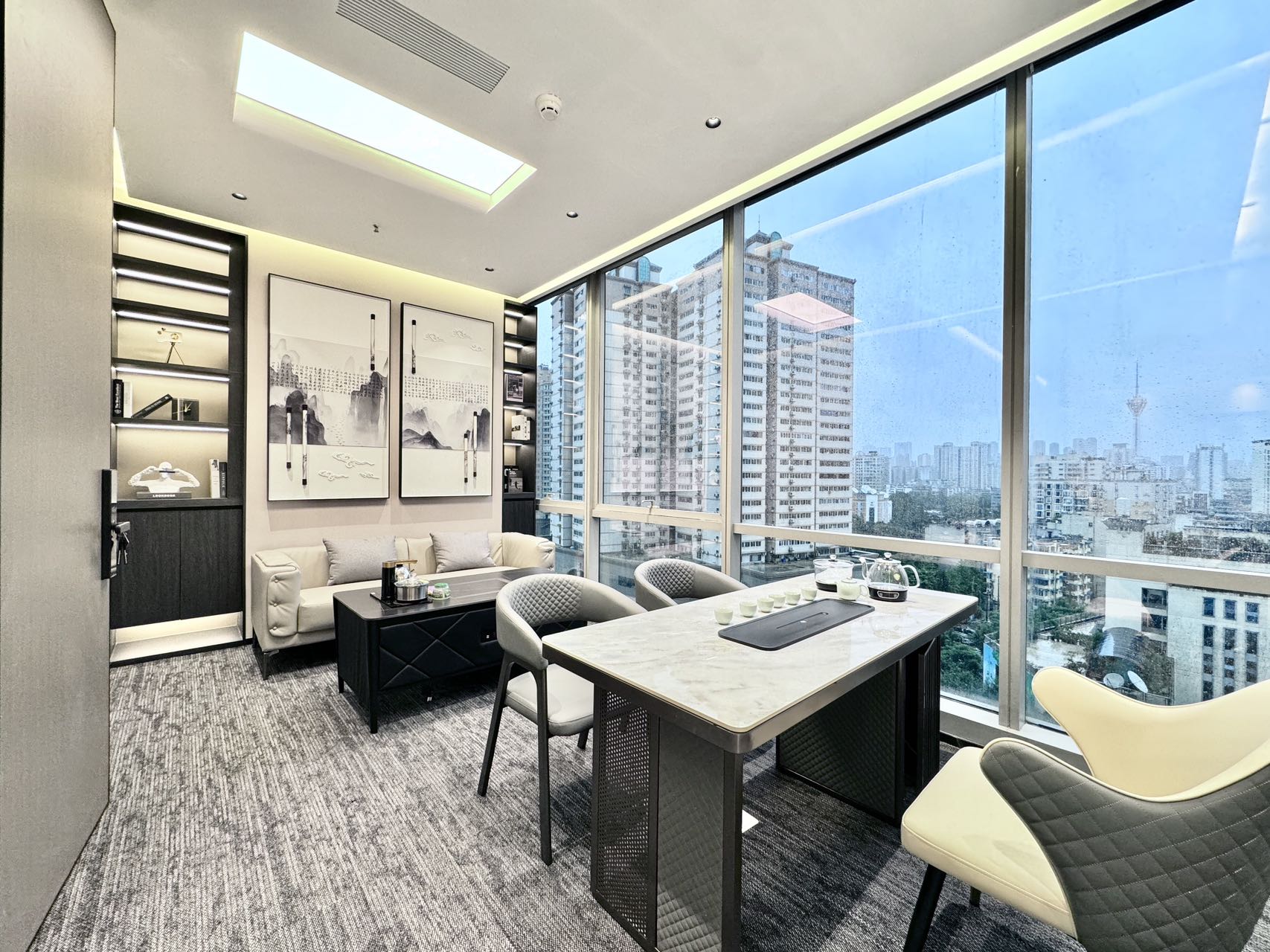 市中心东门大桥地铁口 5隔间22工位 紧邻春熙路 落地窗 视野采光巴适 时代8号办公室出租