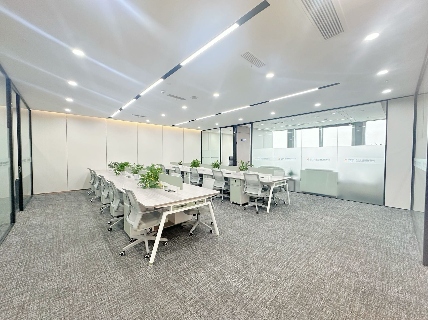 成华区东郊记忆地铁口 视野巴适 280平方 6隔间24工位 户型方正 无加时费 万科天荟办公室出租