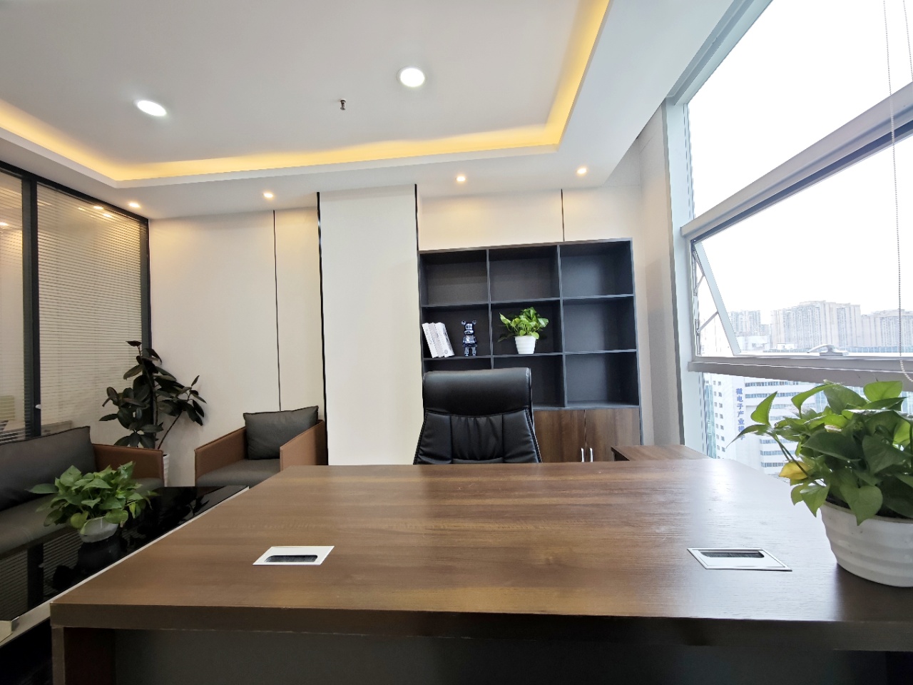 青羊区清江西路地铁近 按套出租 3隔间16工位 报价含物业费 户型方正 带家具 金沙万瑞中心办公室出租