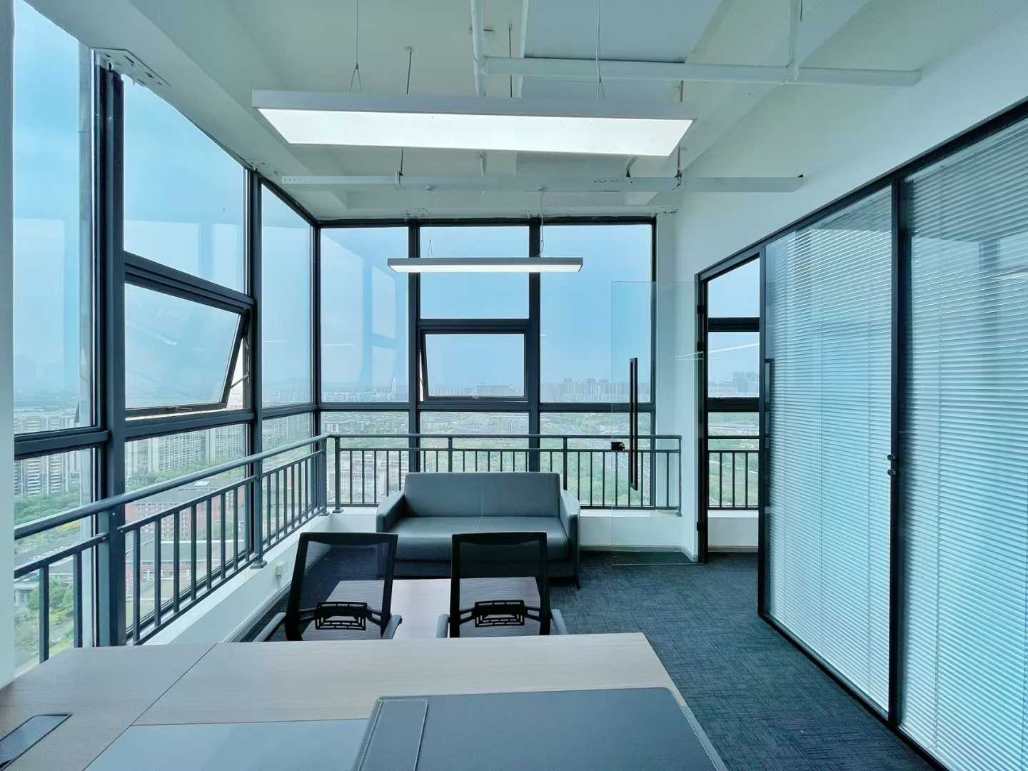 高新区剑南大道旁5号线锦城湖地铁四五百米 185平 4隔间8工位 双面采光 带家具 视野巴适 瑞鑫时代广场办公室出租