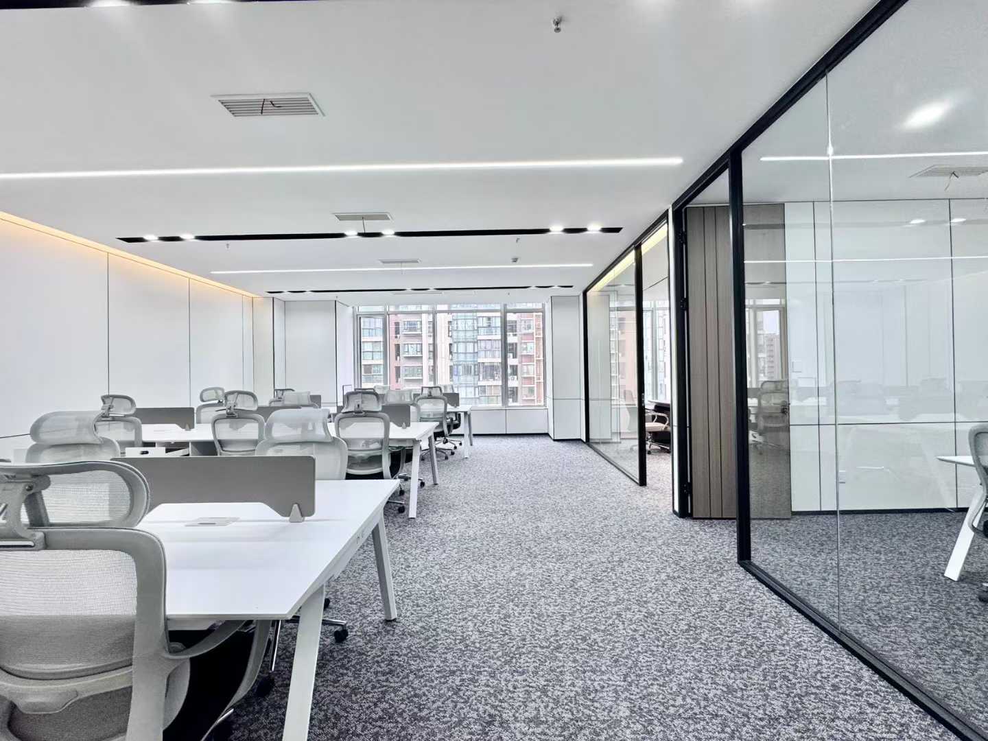 红牌楼商圈新楼盘 247平 3隔间22工位 户型方正 大背景墙 含税带家具 鼎冠中心办公室出租