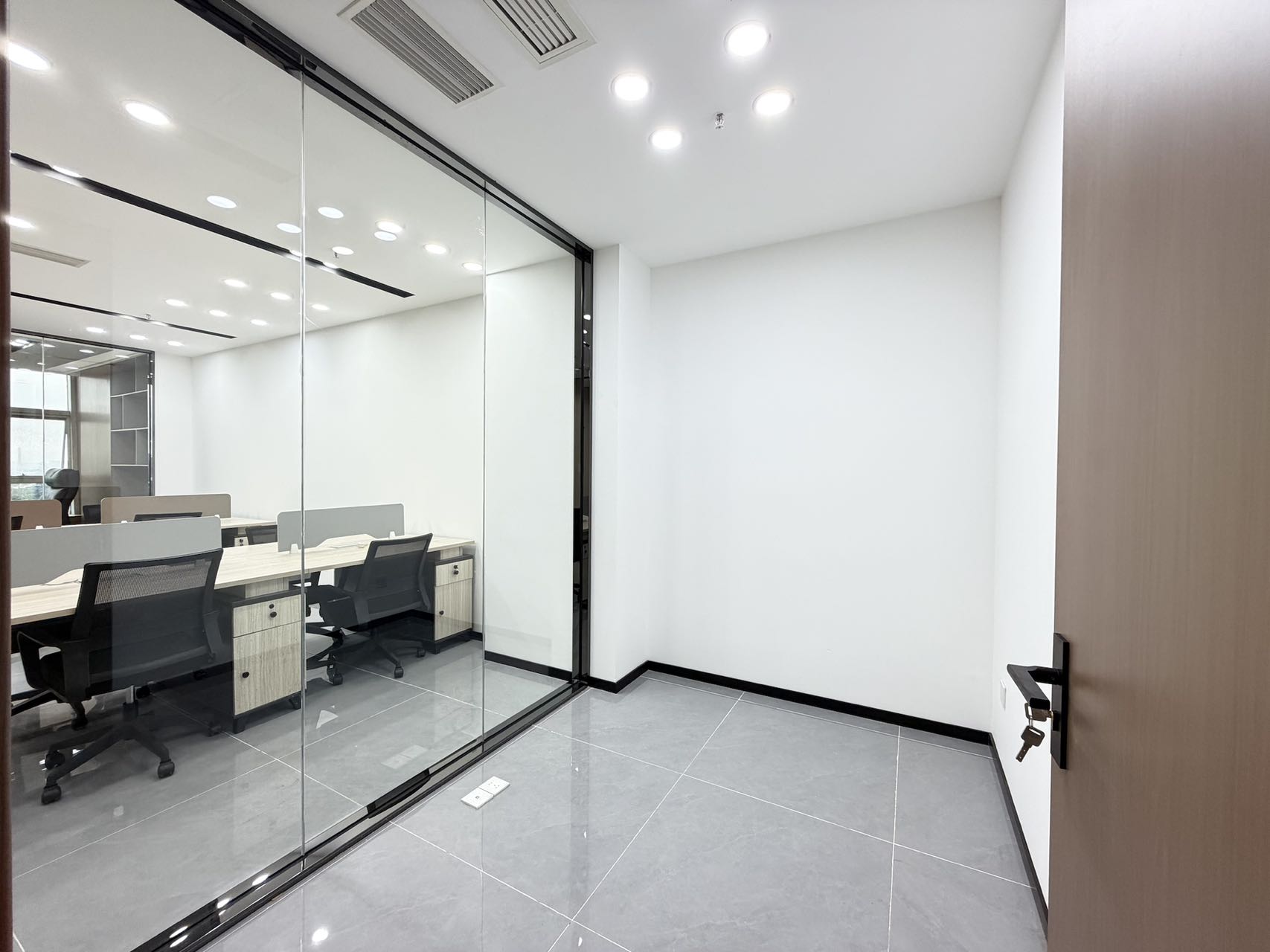 环球中心创业小面积出租 西区朝外 老板间视野巴适 2隔间12工位 按套含物费出租 办公室出租