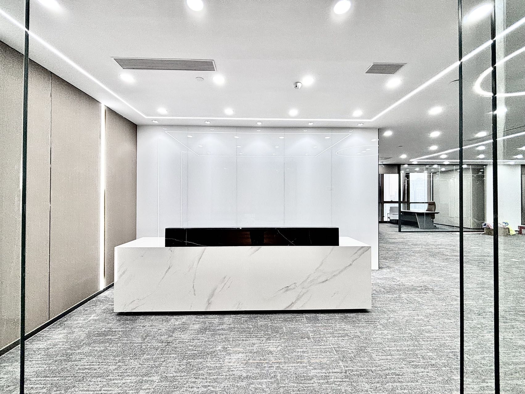 高新区核心地段世纪城地铁口 甲级楼宇 460平 7隔间50工位 电梯口双面采光 含物业费 东方希望天祥办公室出租