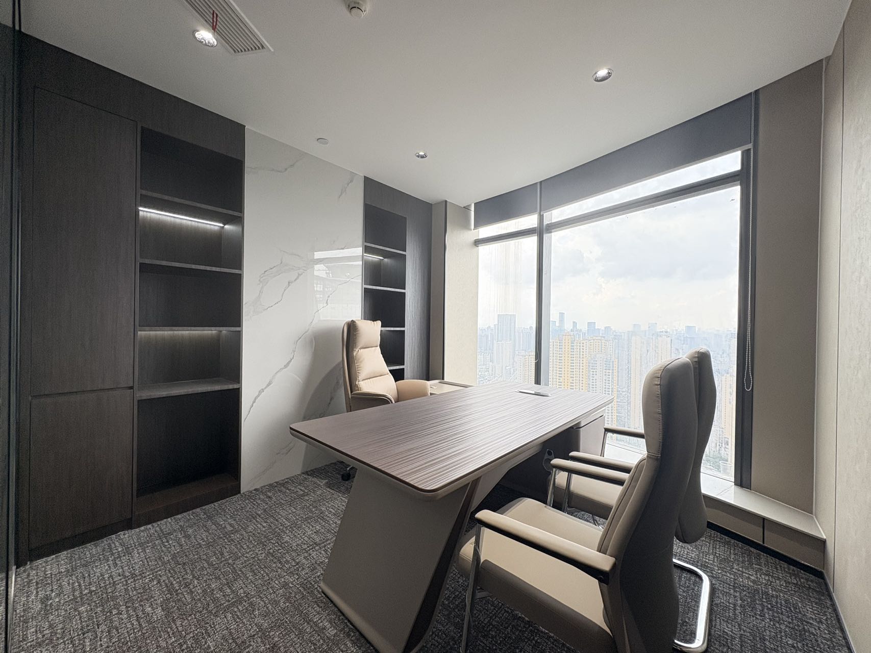 成华区邻东郊记忆创业小面积 95.67平 2隔间8工位 高区视野 含物业费 带家具 多弗国际办公室出租