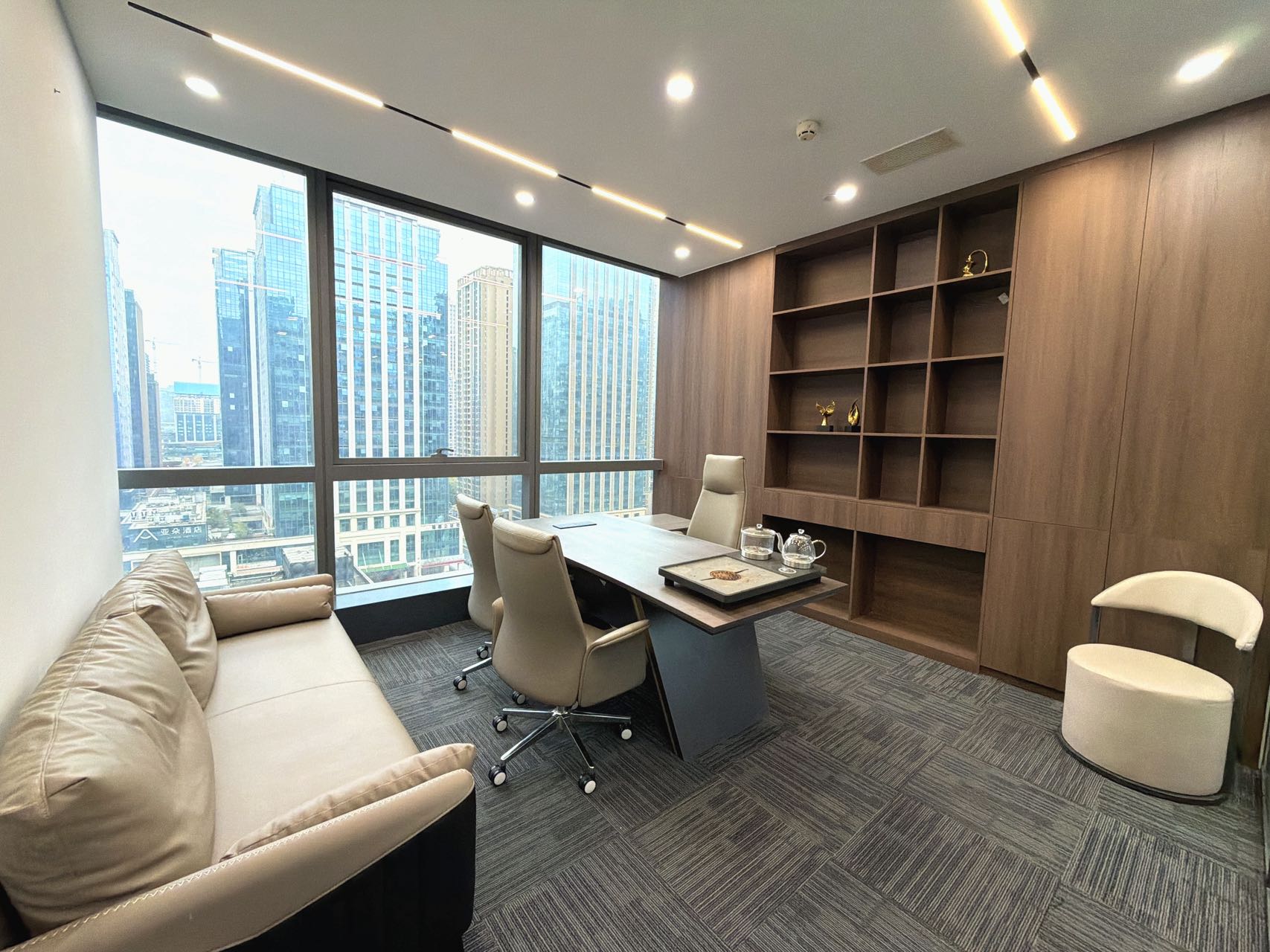 天府二街超甲楼盘 182平 4隔间18工位 产权出租 双面采光 品质楼盘 精装带家具 领地环球办公室出租