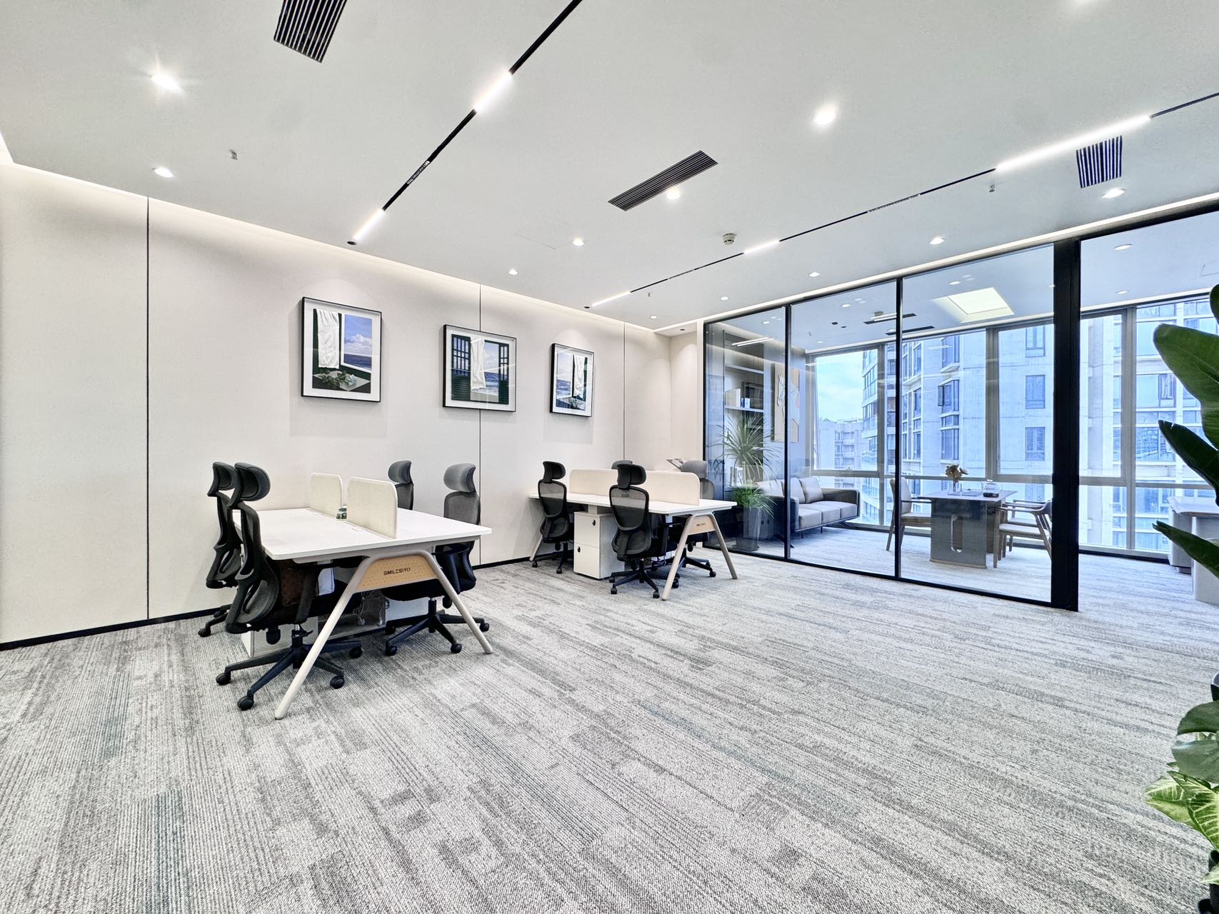 1号线高新地铁几百米 精致小户型 3隔间16工位 精装带家具 落地窗玻璃 晶科一号办公室出租