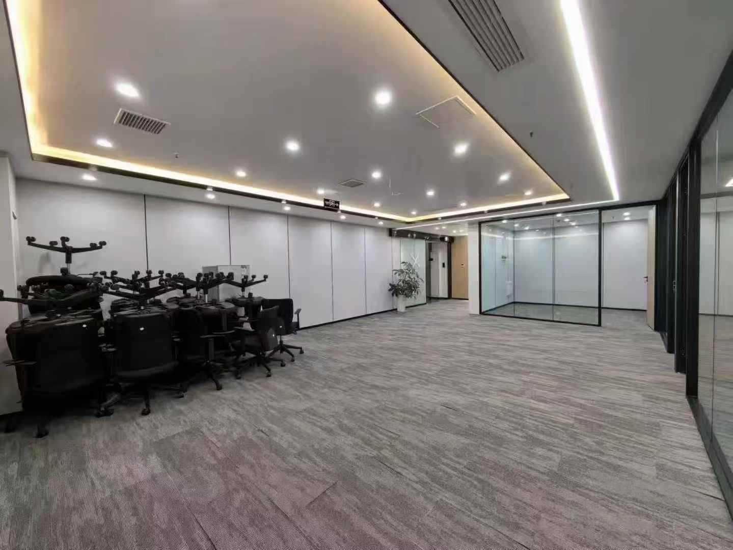 天府三街甲级178平 3隔间20工位 落地窗 户型方简约大方 报价含物业费 香年广场办公室出租