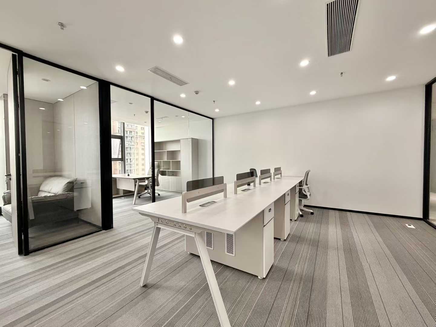 高新区6号线张家寺地铁口 高区朝南视野无遮挡 3隔间11工位 带家具 电梯口 香榭国际办公室出租