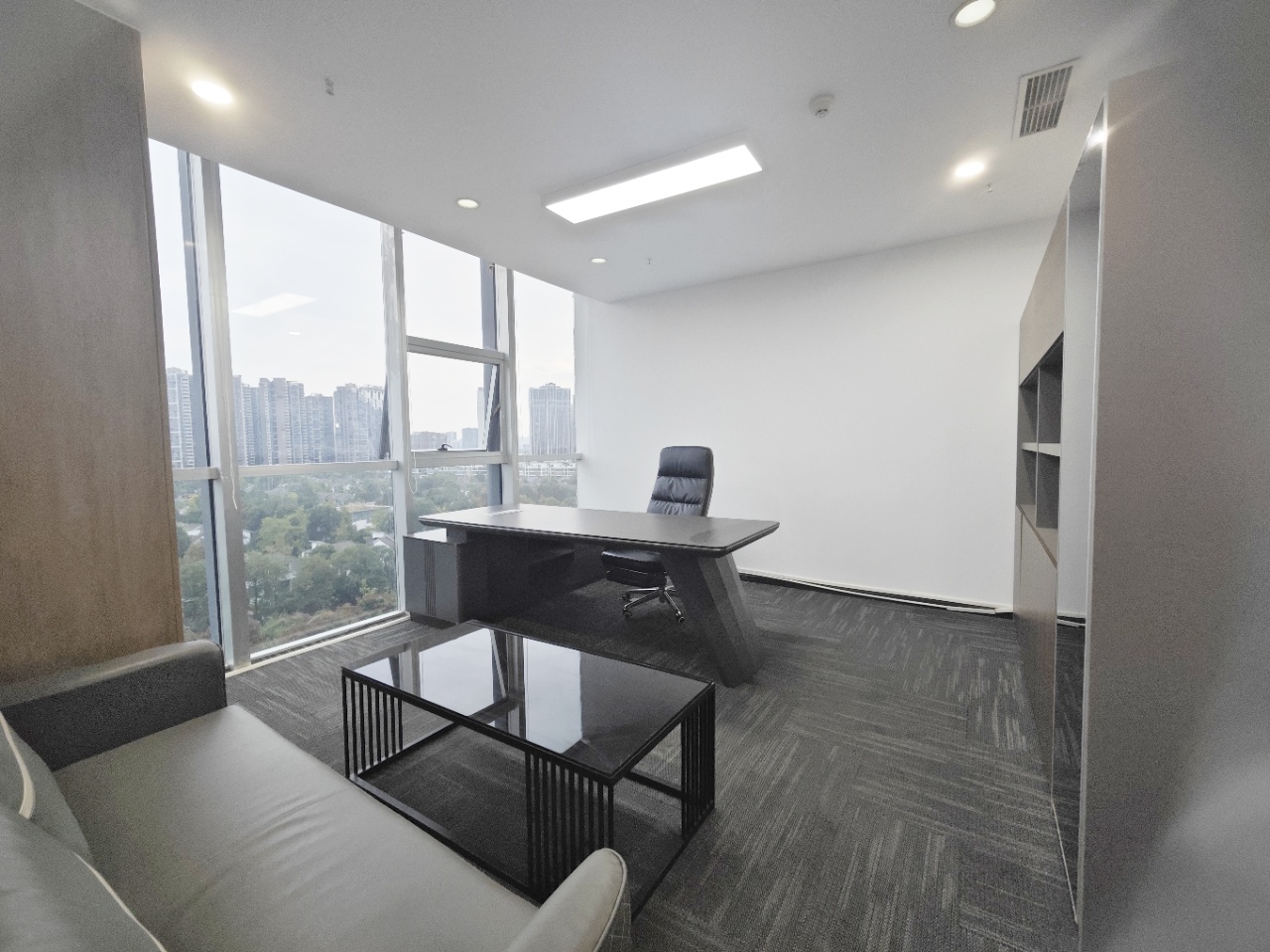 5号线骑龙地铁几百米 按套含物业费 4隔间24工位 24小时空调 价格可谈 美行中心办公室出租