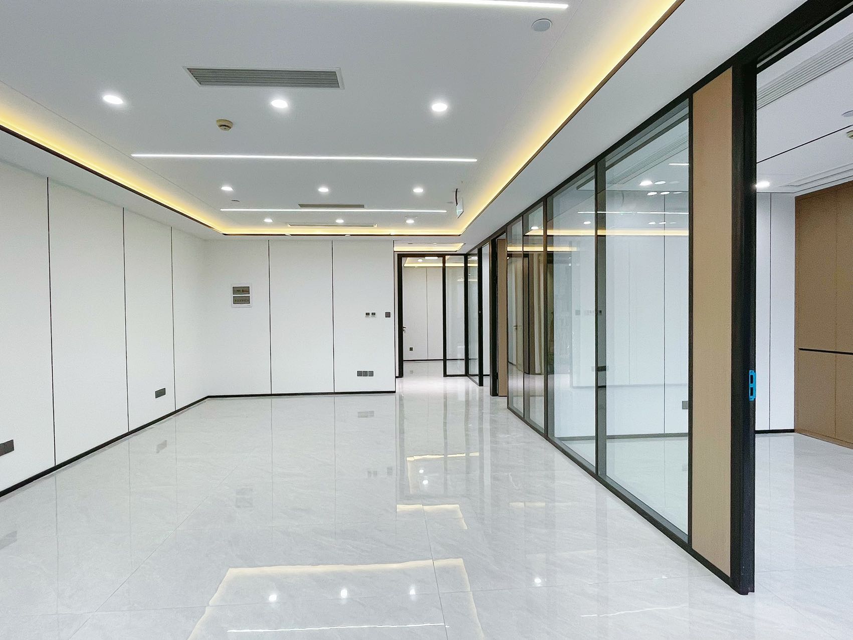 金融城甲级写字楼 按套出租 户型方正 4隔间18工位 低区看交子环 利用率高 东方希望中心办公室出租