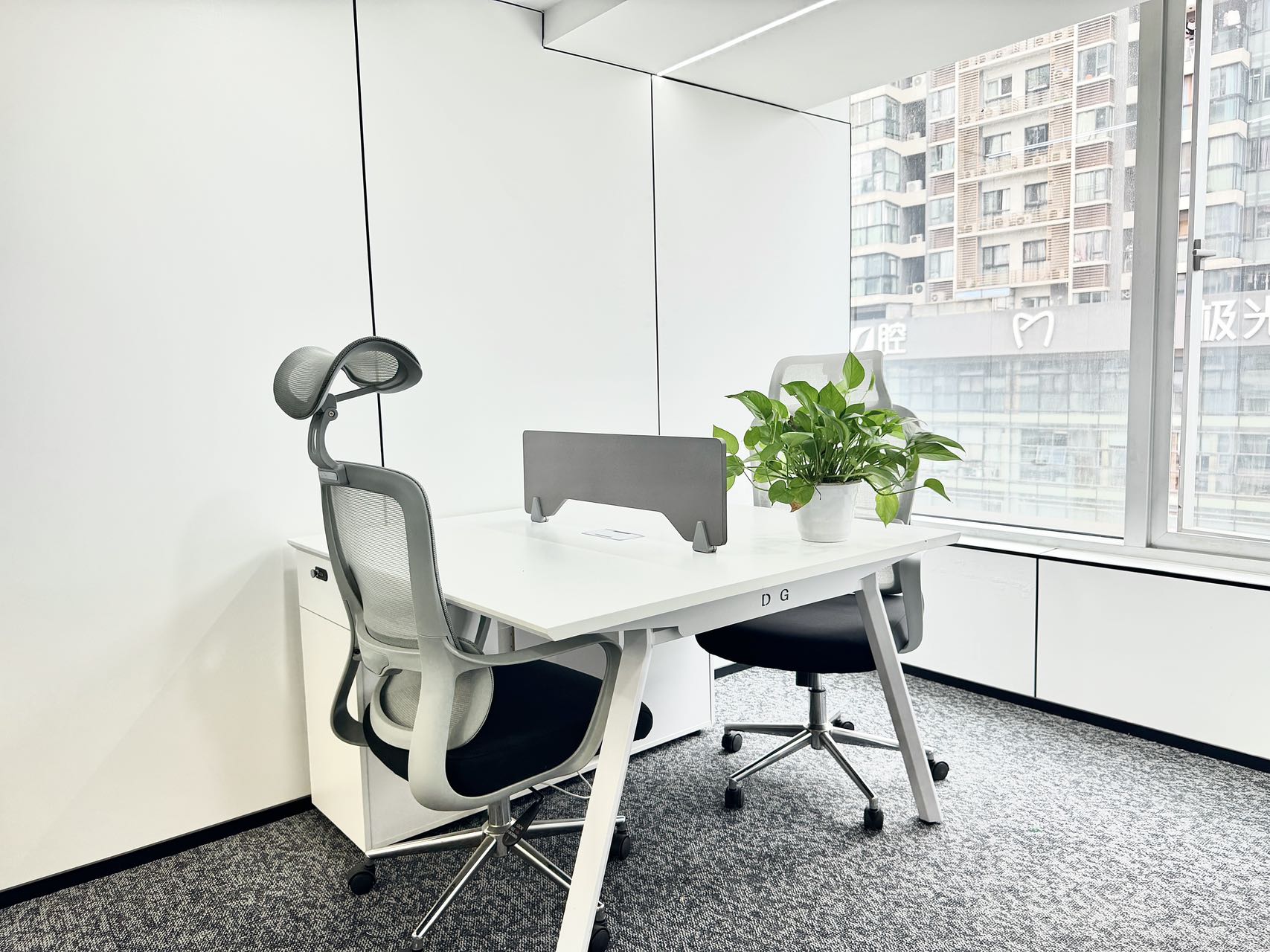 红牌楼新楼盘 344平 6隔间8工位带超大会议室 适合接待用房 电梯口 双面采光 鼎冠中心办公室出租