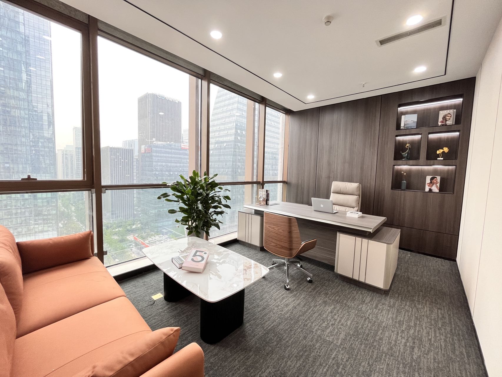 高新区世纪城地铁口 246平方 4隔间25工位 精装带家具 电梯口 周边配套服务完善 东方希望天祥办公室出租