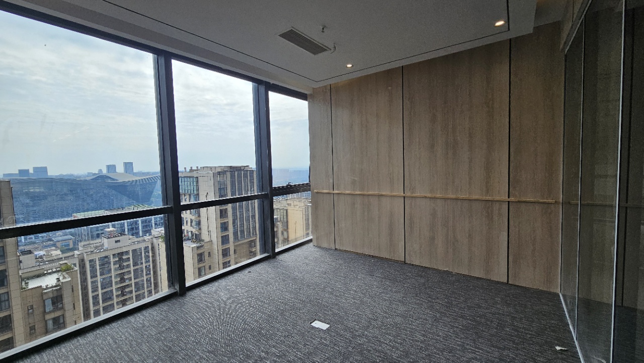 孵化园甲级楼宇 367平方 4隔间24工位 报价69元含税 三地铁交汇 西南朝向 双面采光 楚峰国际办公室出租