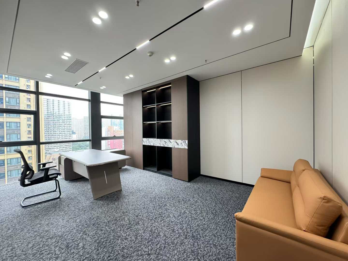 天府三街24小时空调楼盘 服务面积316平 5隔间36工位 电梯口 大落地玻璃 采光巴适 峰汇中心办公室出租