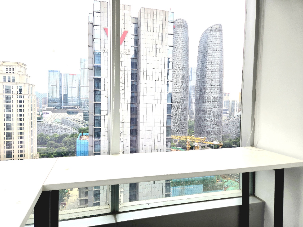 金融城电梯口双面采光户型 视野巴适 364平 5隔间40工位 带大隔间 可租可售 中航国际广场办公室出租