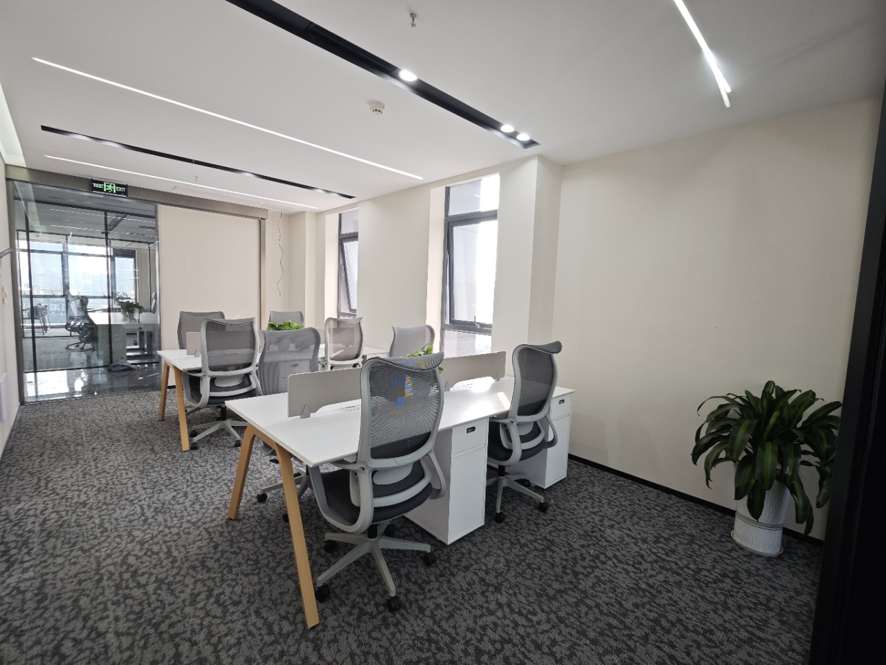 天府三四街创业小面积 1隔间8工位 按套出租 4800含物业费 带家具 双面采光 航兴国际办公室出租