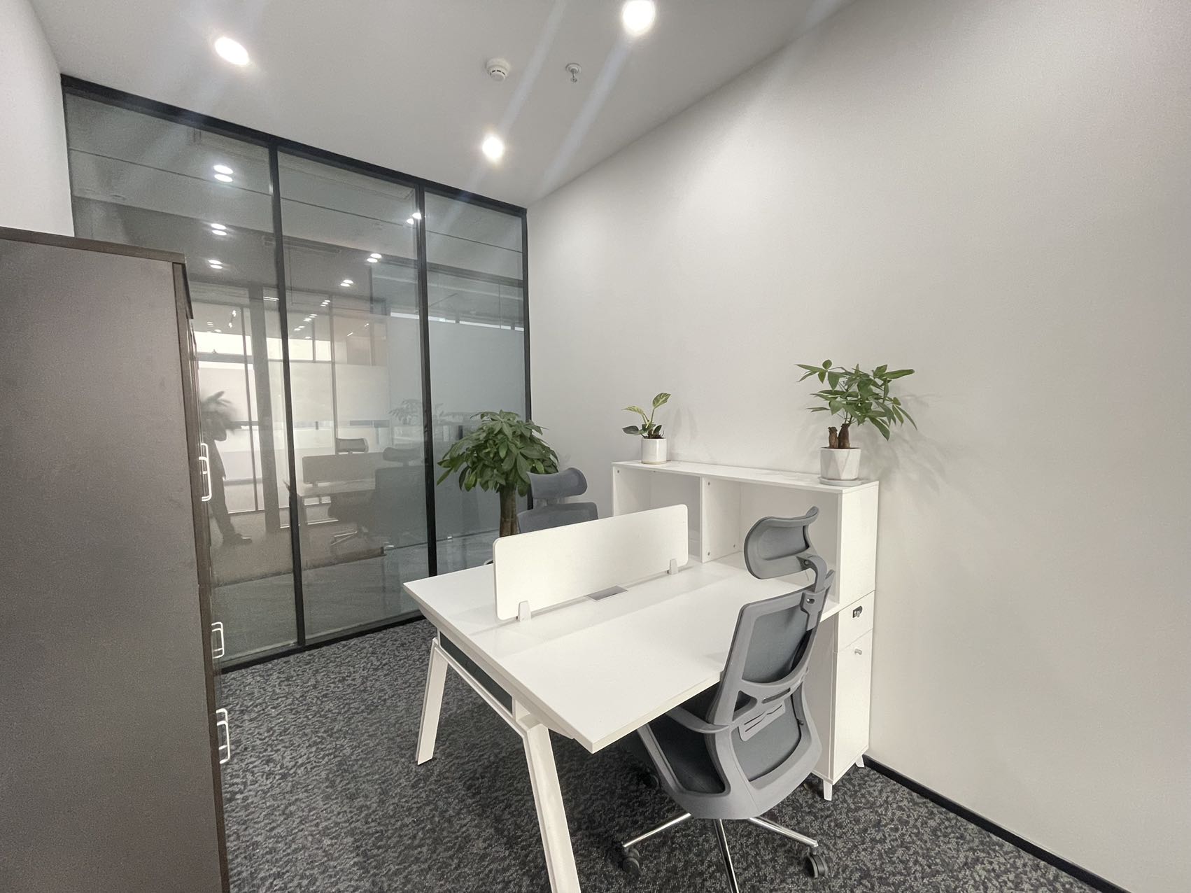 距理工大学一个站 甲级整栋运营写字楼 538平方 7隔间40工位 地铁口 24小时空调 龙腾广场办公室出租