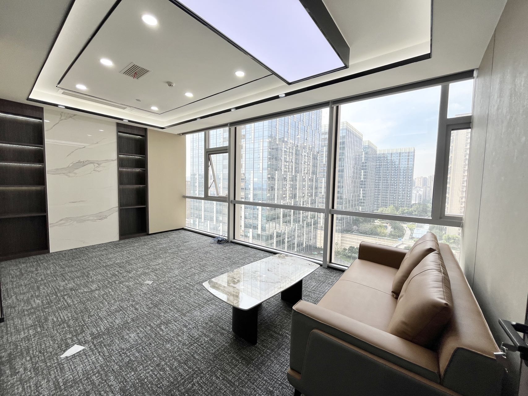 孵化园新出139平户型 3隔间12工位 出地铁就是 无惧风雨 24小时空调 物业含能耗 嘉润国金中心办公室出租