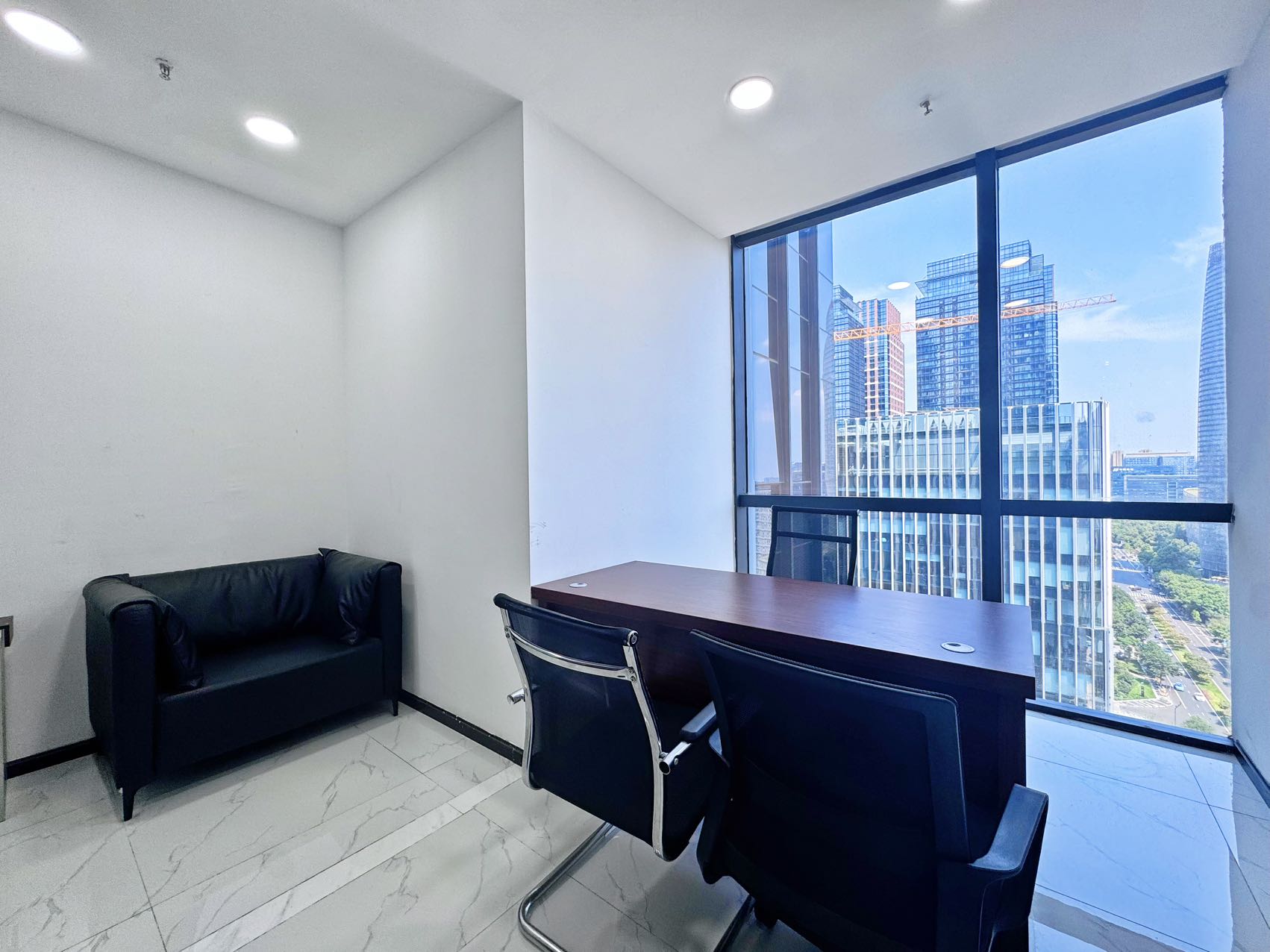 孵化园双面彩采光看双子塔 视野非常巴适 255平 4隔间16工位 精装带家具 楚峰国际办公室出租