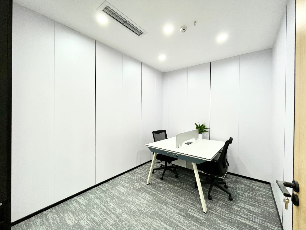 高新区广都地铁口天目中心130平精装办公室带家具 拎包入住