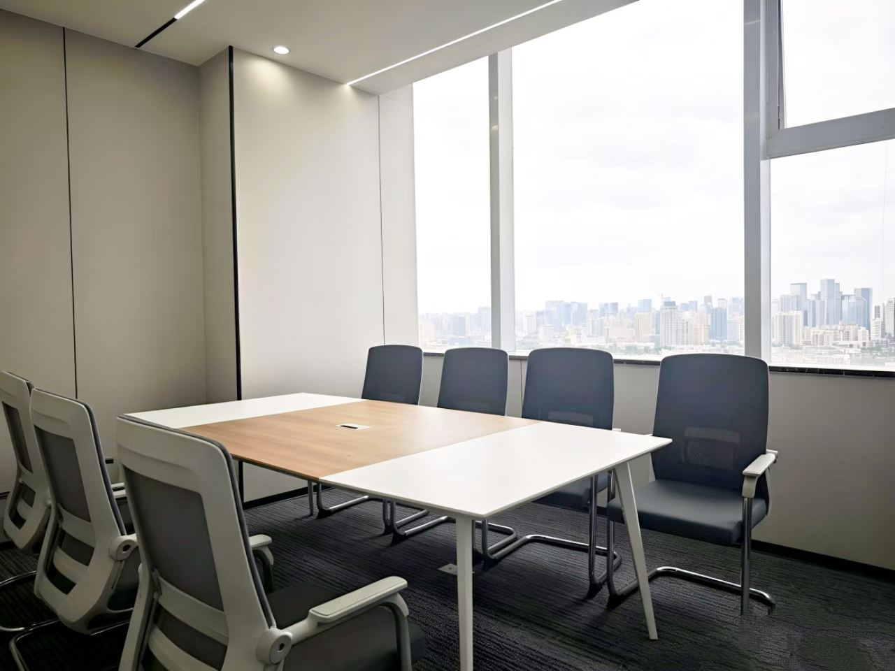 8号线东湖公园地铁口 227屁股 4隔间24工位 精装带家具 视野巴适 户型方正 华润广场办公室出租