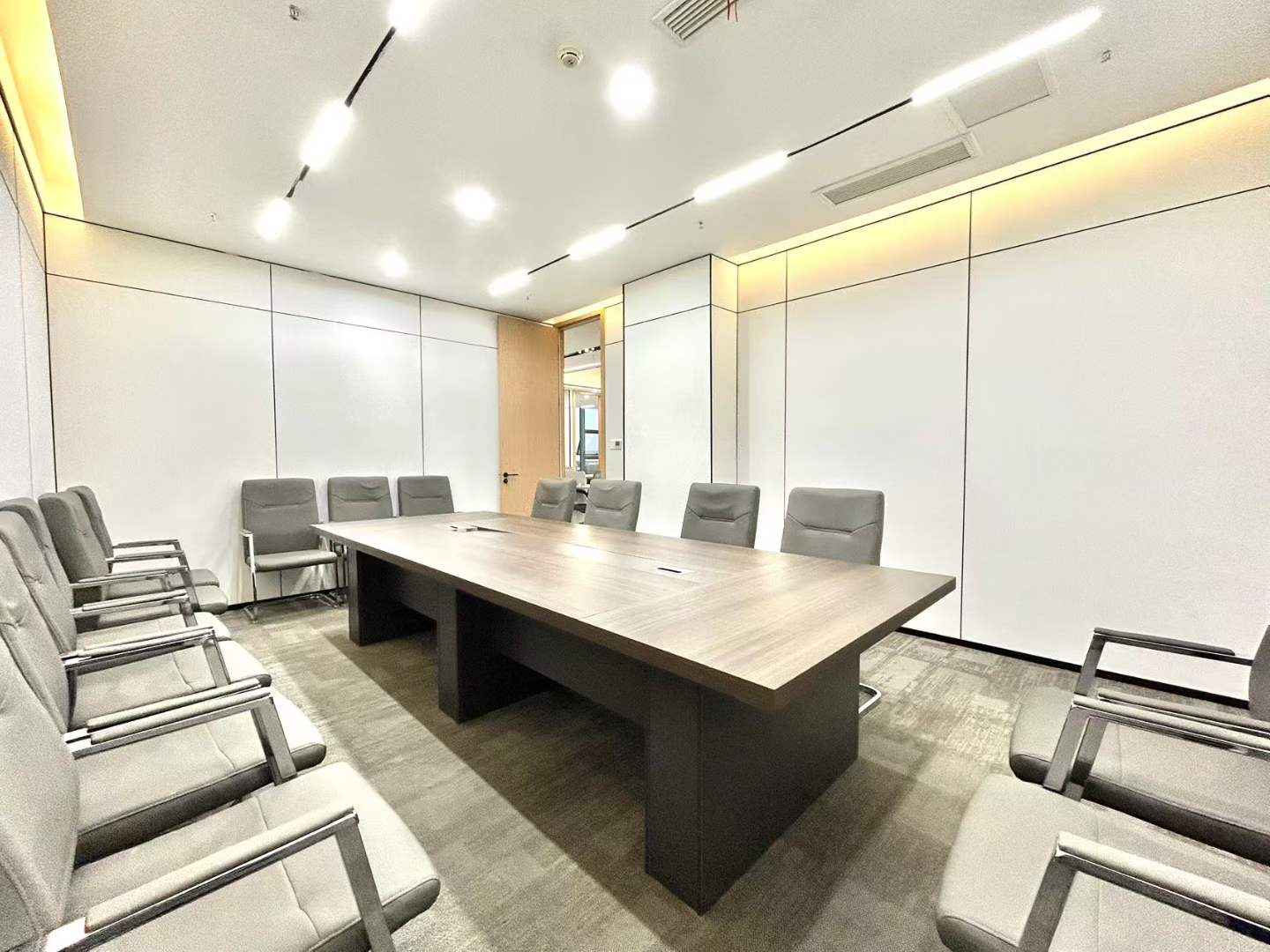 西二环精装大面积 1198平方 9隔间80工位 精装带家具 双面采光 大老板间 工位多 蓝润摩里中心办公室出租