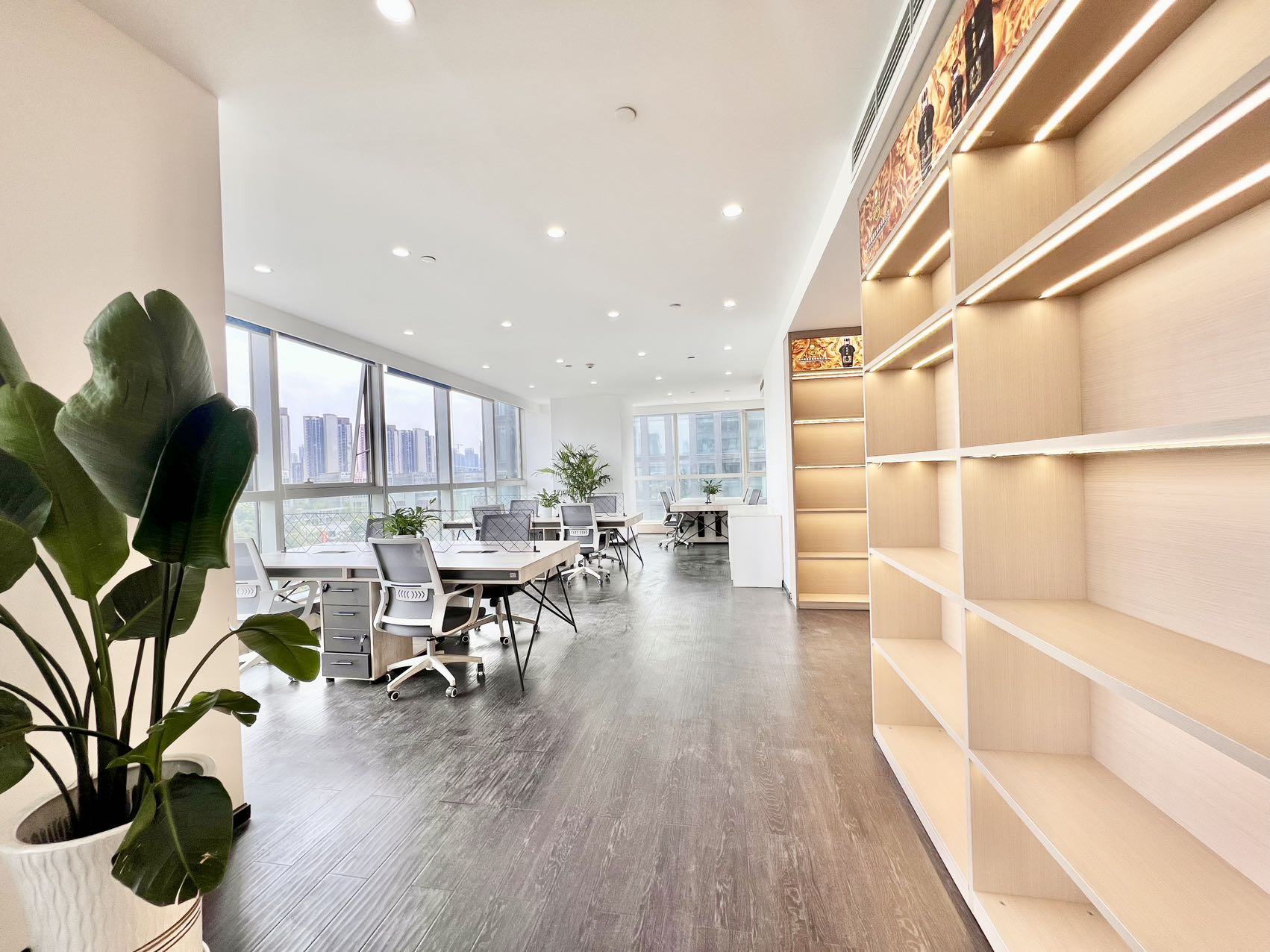 天府三街地铁两三百米 双面采光户型 238平方 1隔间30工位 可以价格见 带展柜 希顿国际广场C座办公室出租