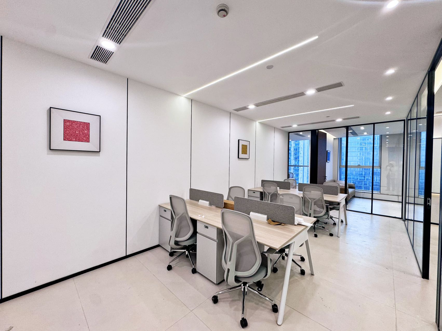 金融城24小时空调楼盘 按套出租 4隔间12工位 朝南 精装带家具 布鲁明顿办公室出租