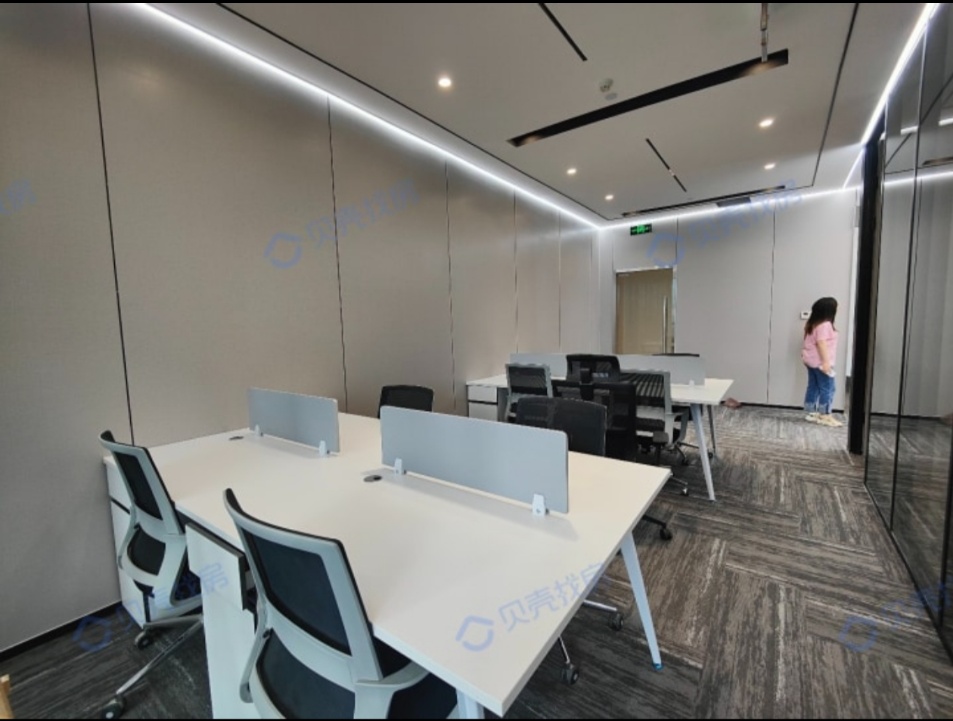 高新区世纪城地铁口小面积户型 3隔间12工位 那套出租 报价含物业费 近电梯 朝南  东方希望天祥办公室出租