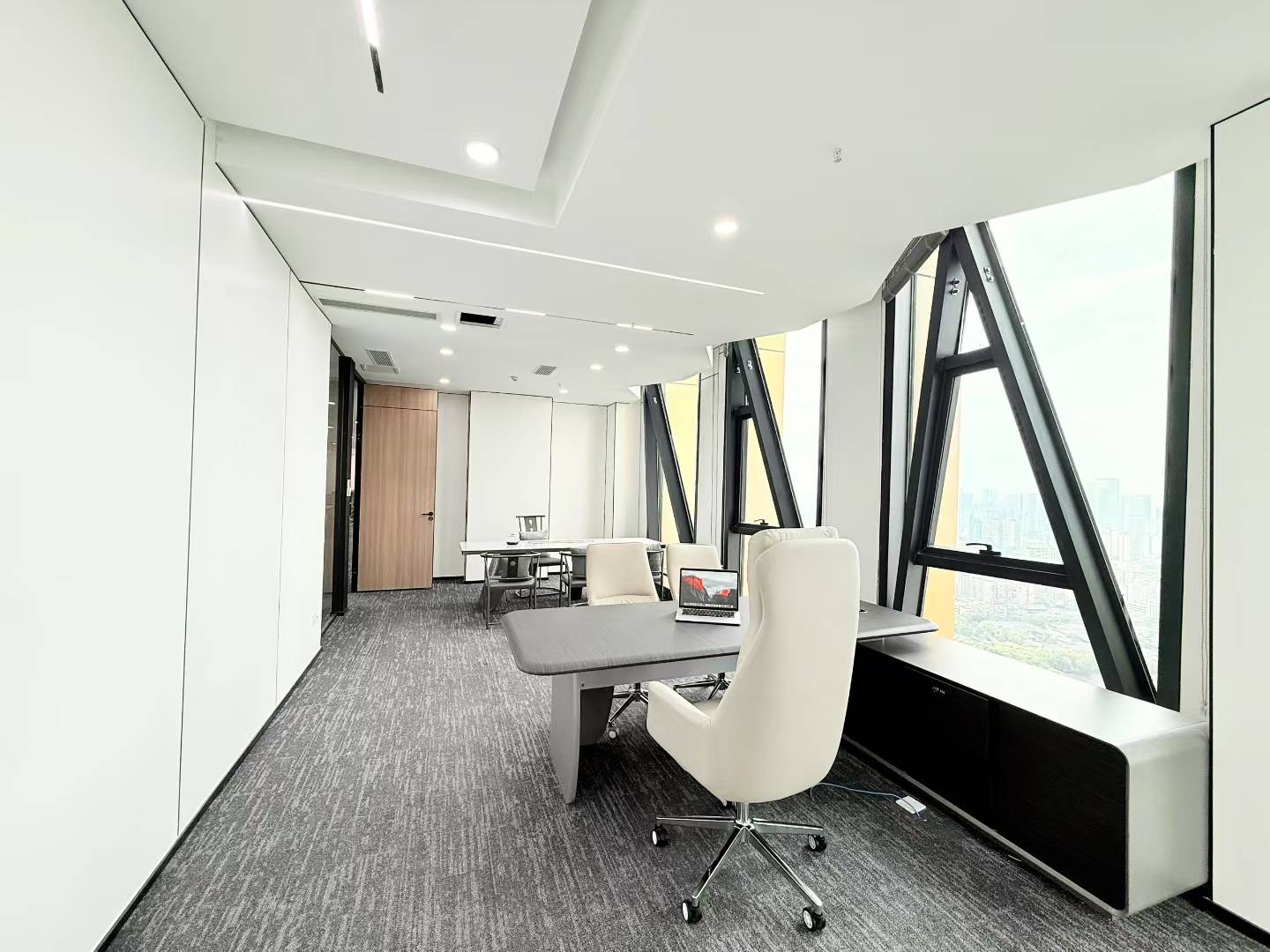 人民北路甲级楼盘 高区电梯口户型 564平 7隔间40工位 24小时空调 价格还可以聊  北成8号办公室出租