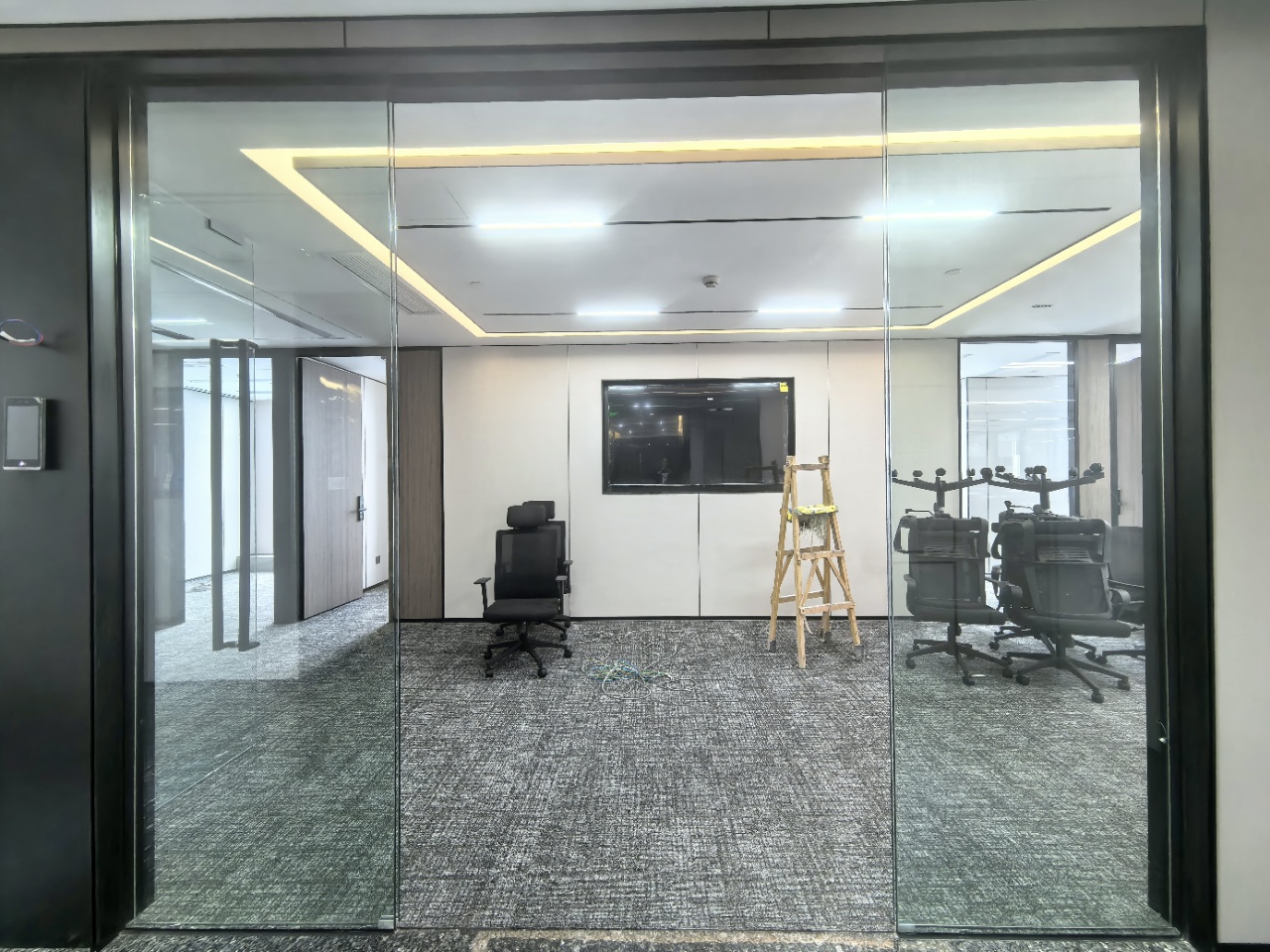 三色路附近6号线金石路300米 电梯口带大露台 428平 6隔间32工位 精装带家具 落地玻璃 汇融创客广场办公室出租