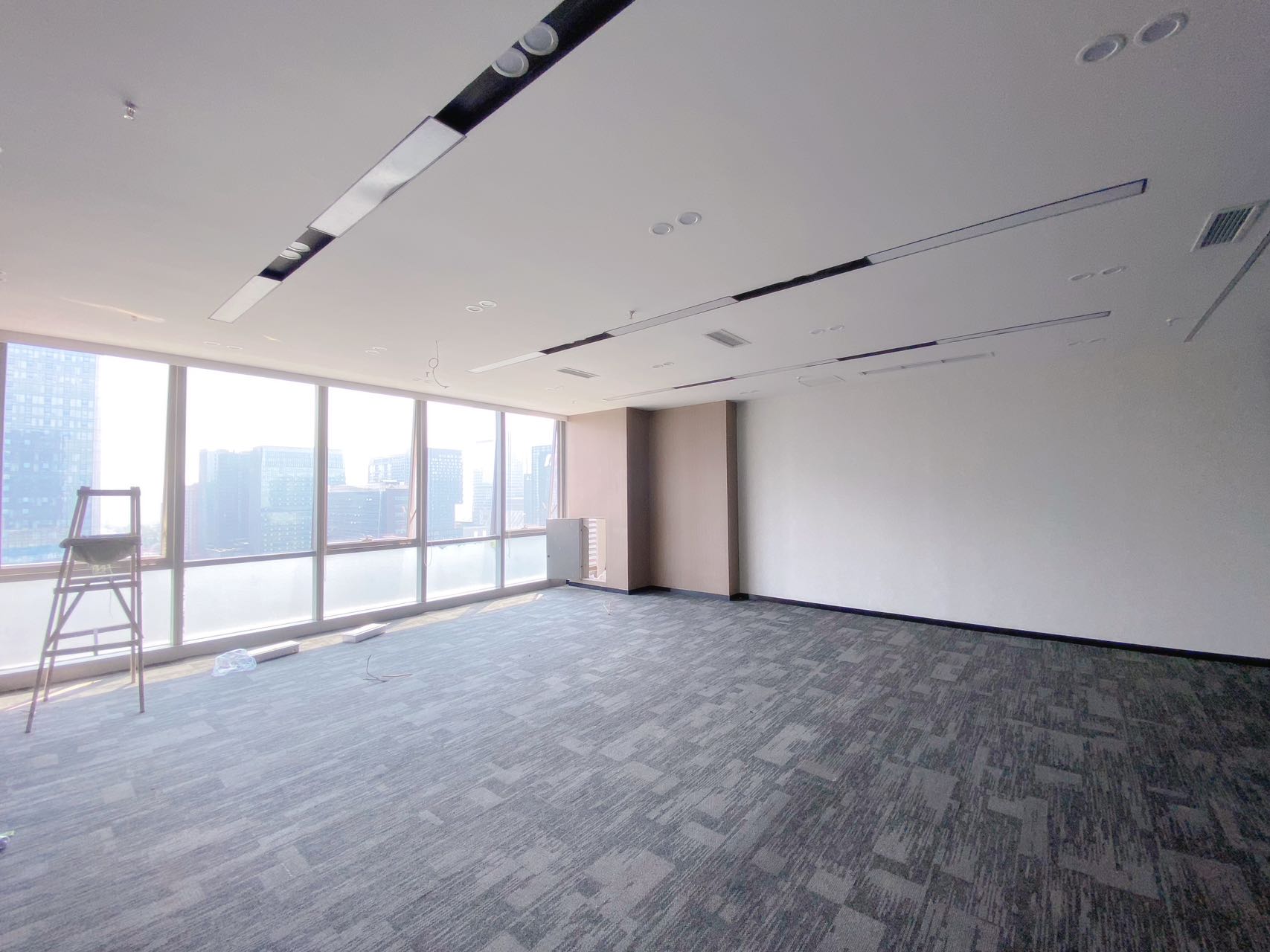 高新区24小时空调甲写楼盘 236平方 4隔间31工位  电梯口 采光视野巴适 带家具 晶科一号办公室出租