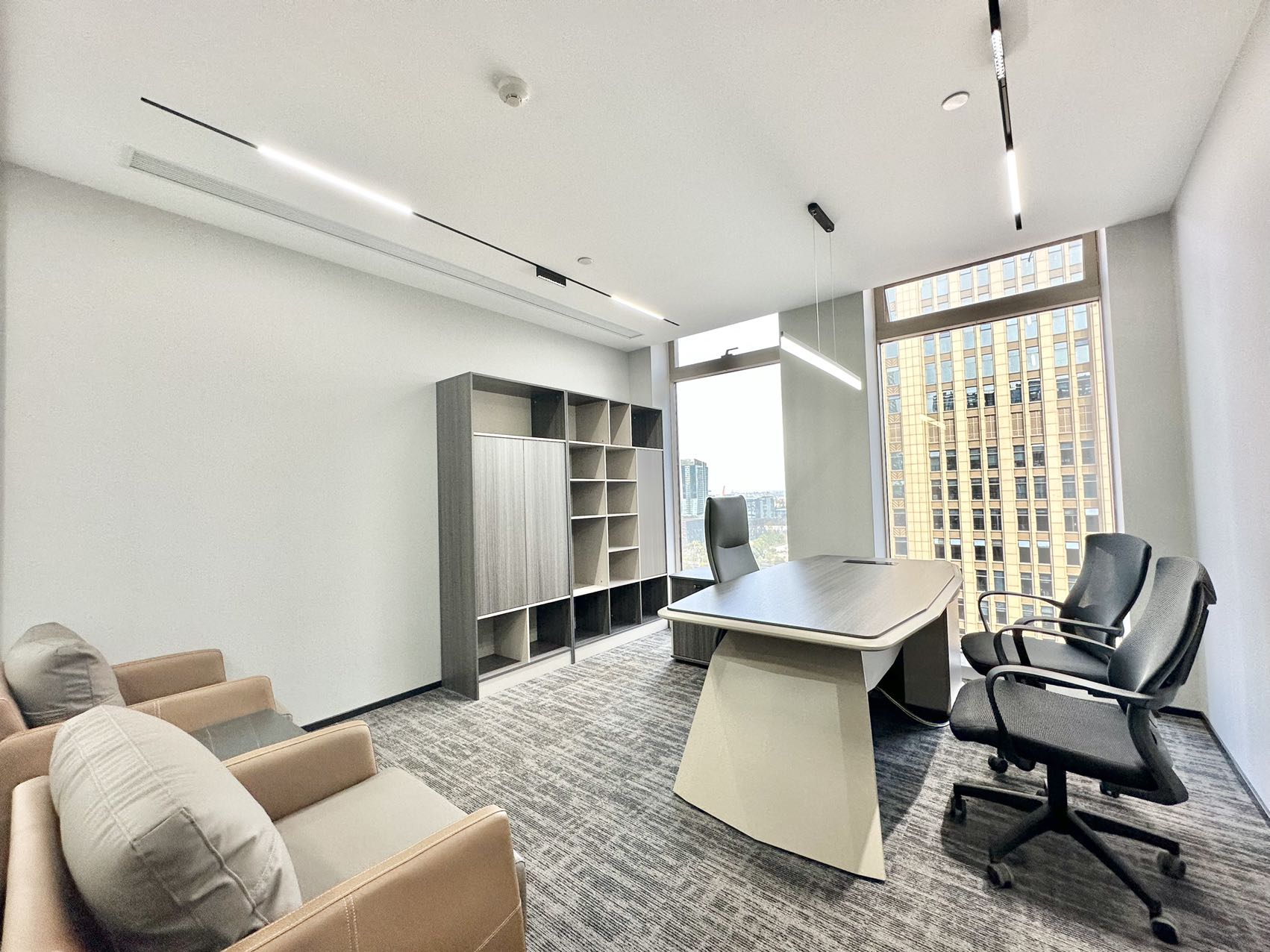 世纪城地铁附近 大面积三面采光户型 742平方 7隔间91工位 物业含空调能耗费 首东置业办公室出租