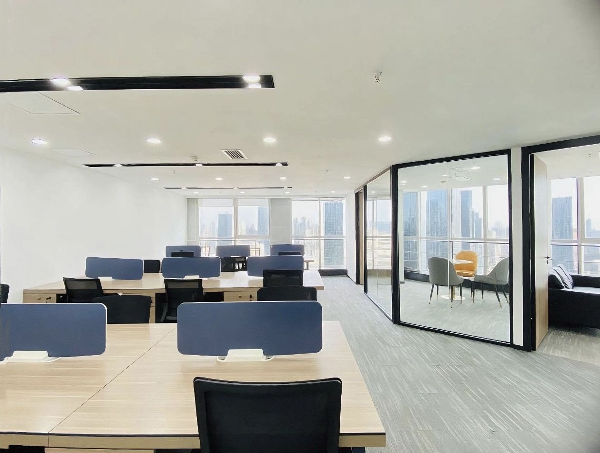 市中心双地铁口 195平 3隔间18工位 周末有空调 精装带家具 时代广场办公室出租