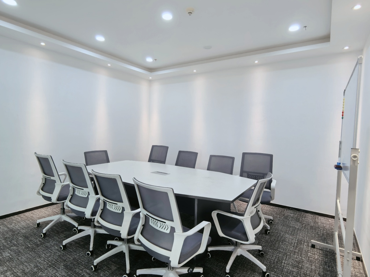 攀成钢东大路地铁口 套租双面采光 5隔间30工位 24小时空调 报价含物业费 蔚然中心办公室出租