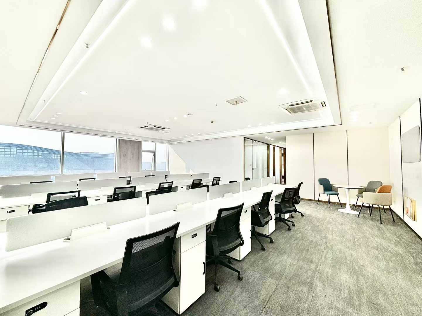 孵化园三地铁线交汇地铁口 服务面积280平方 5隔间30工位 精装带家具 24小时空调 奥克斯广场办公室出租