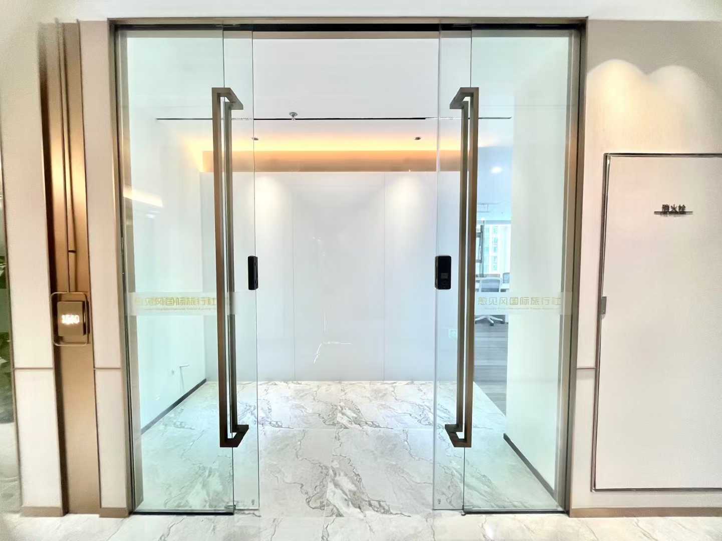 高新6号线张家寺地铁口 整栋打造 电梯口昭示性好 2隔间18工位 24小时空调 落地玻璃 香榭国际办公室 价格可谈