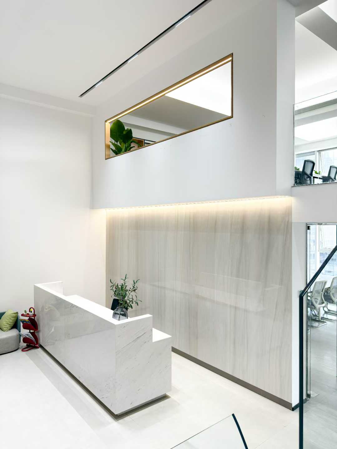 天府三街高品质跃层户型 使用面积520平 8隔间50工位 正对电梯口 带家具 视野巴适 福年广场办公室出租