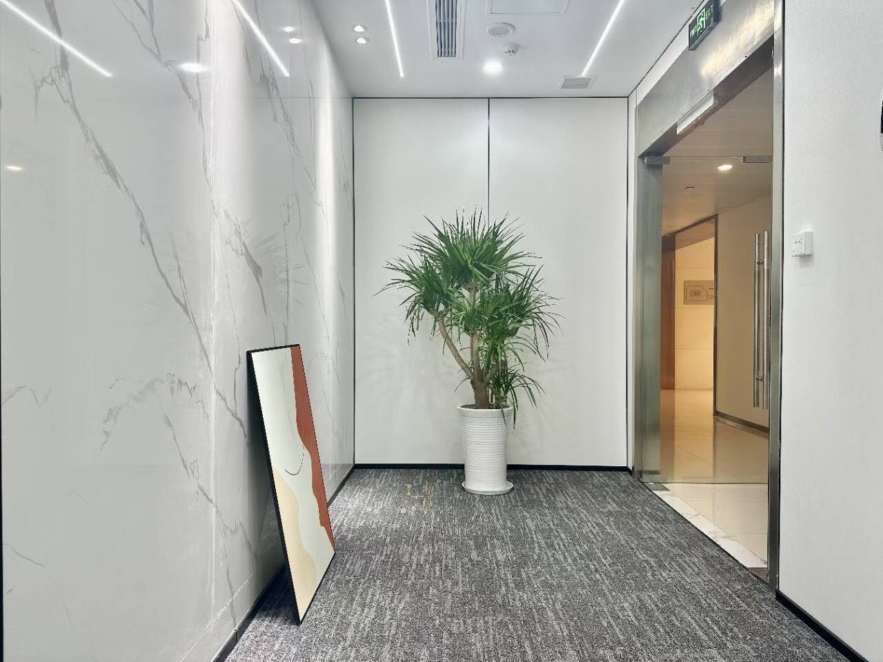 世纪城甲级地铁口楼盘 交通方便 279平方 5隔间16工位 户型方正 双面采光 东方希望天祥办公室出租