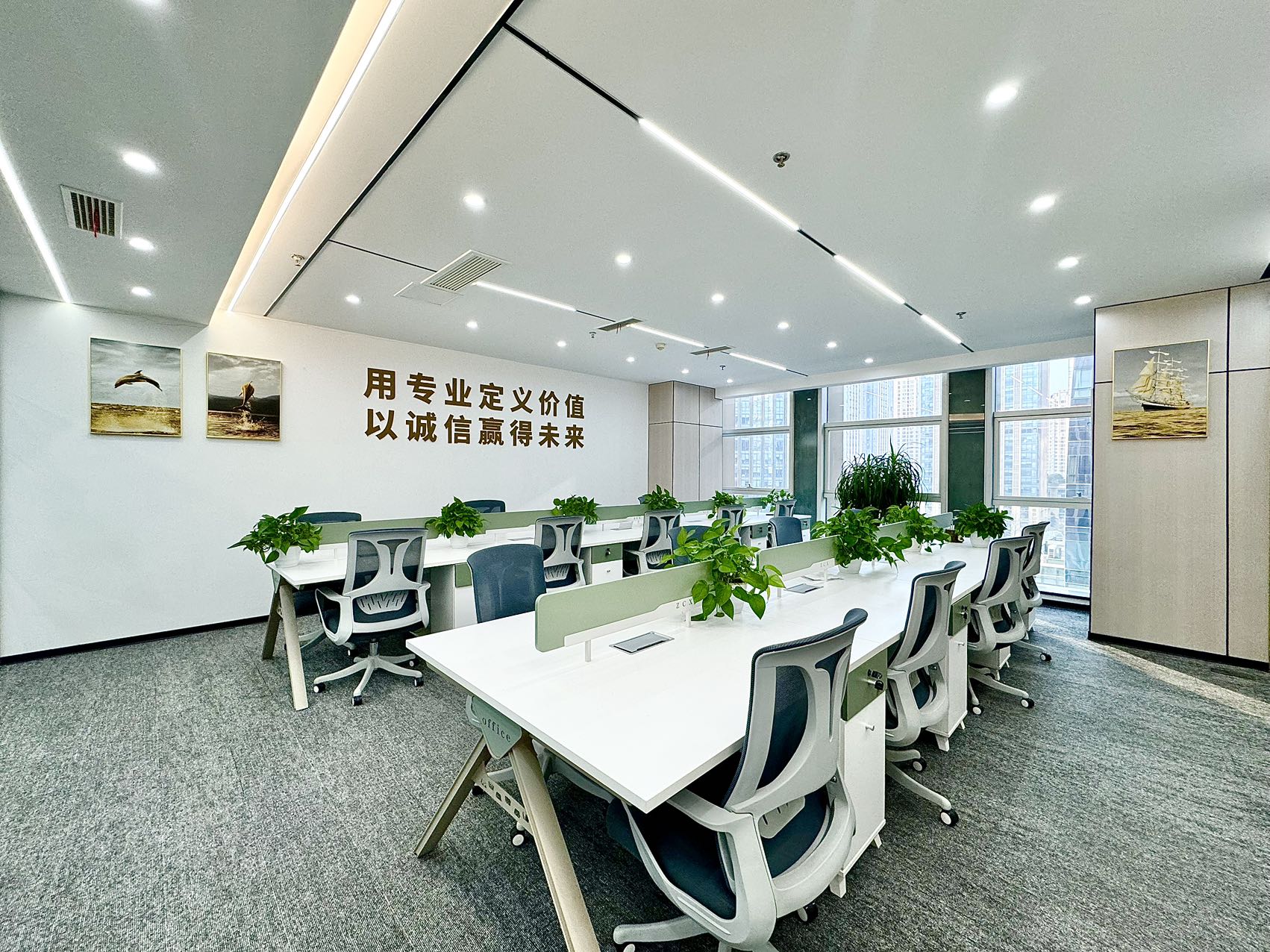 三街品质楼盘 4隔间46工位或者7隔间36工位 24小时空调自控 精装现代风 含家具 节能大厦办公室出租