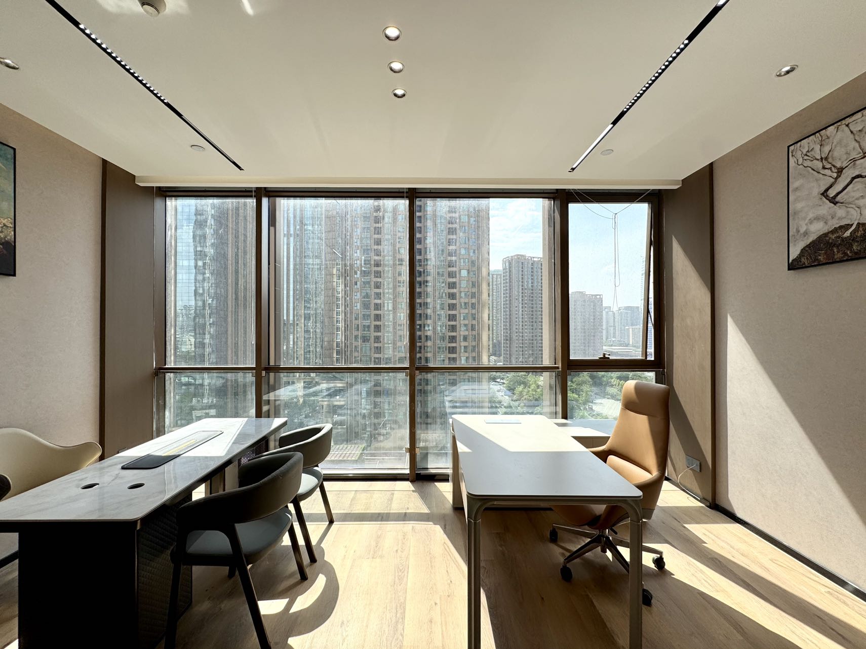 高新区世纪城地铁口小面积户型 3隔间12工位 按套出租 报价含物业费   东方希望天祥办公室出租