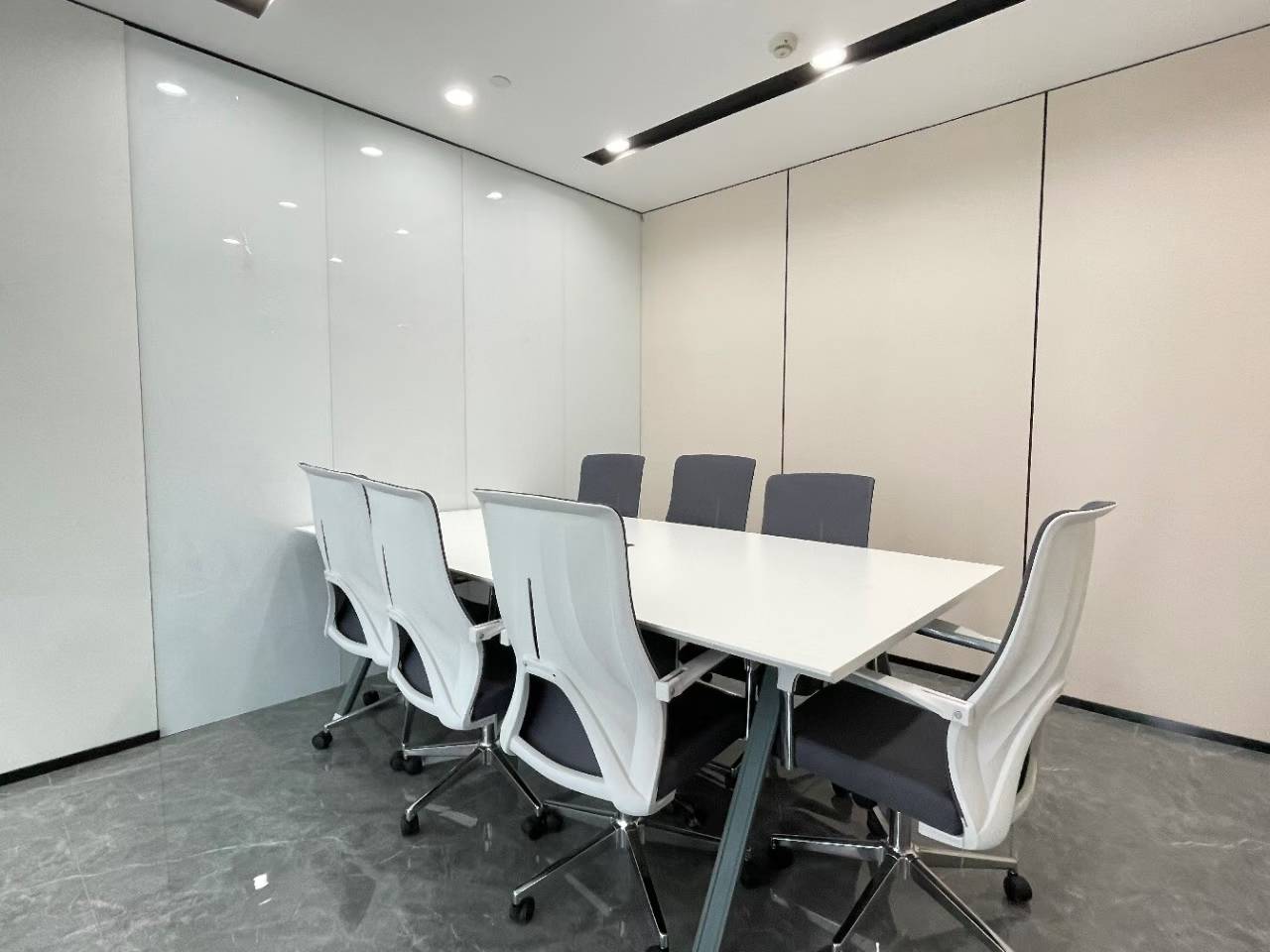 天府新区1号线广福地铁口 服务面积250平 4隔间16工位 精装带家具 全地砖 美凯龙大厦办公室出租