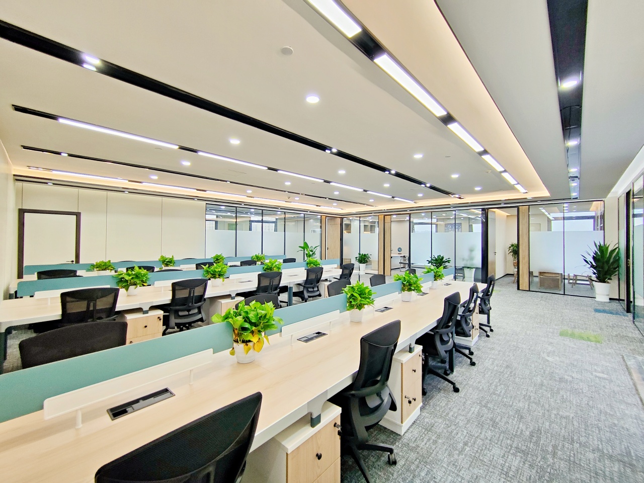 成都西站地铁口精装好房 385平 5隔间42工位+茶水间 空调无加时费 精装带家具 带共享配套 安格斯恒通中心办公室出租