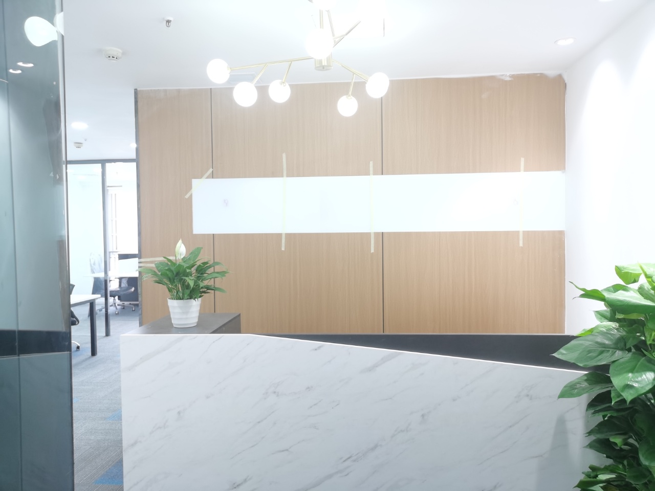 青羊区东坡路地铁口 135平方 3隔间12工位 报价含物业费 拎包入住 优诺国际办公室出租