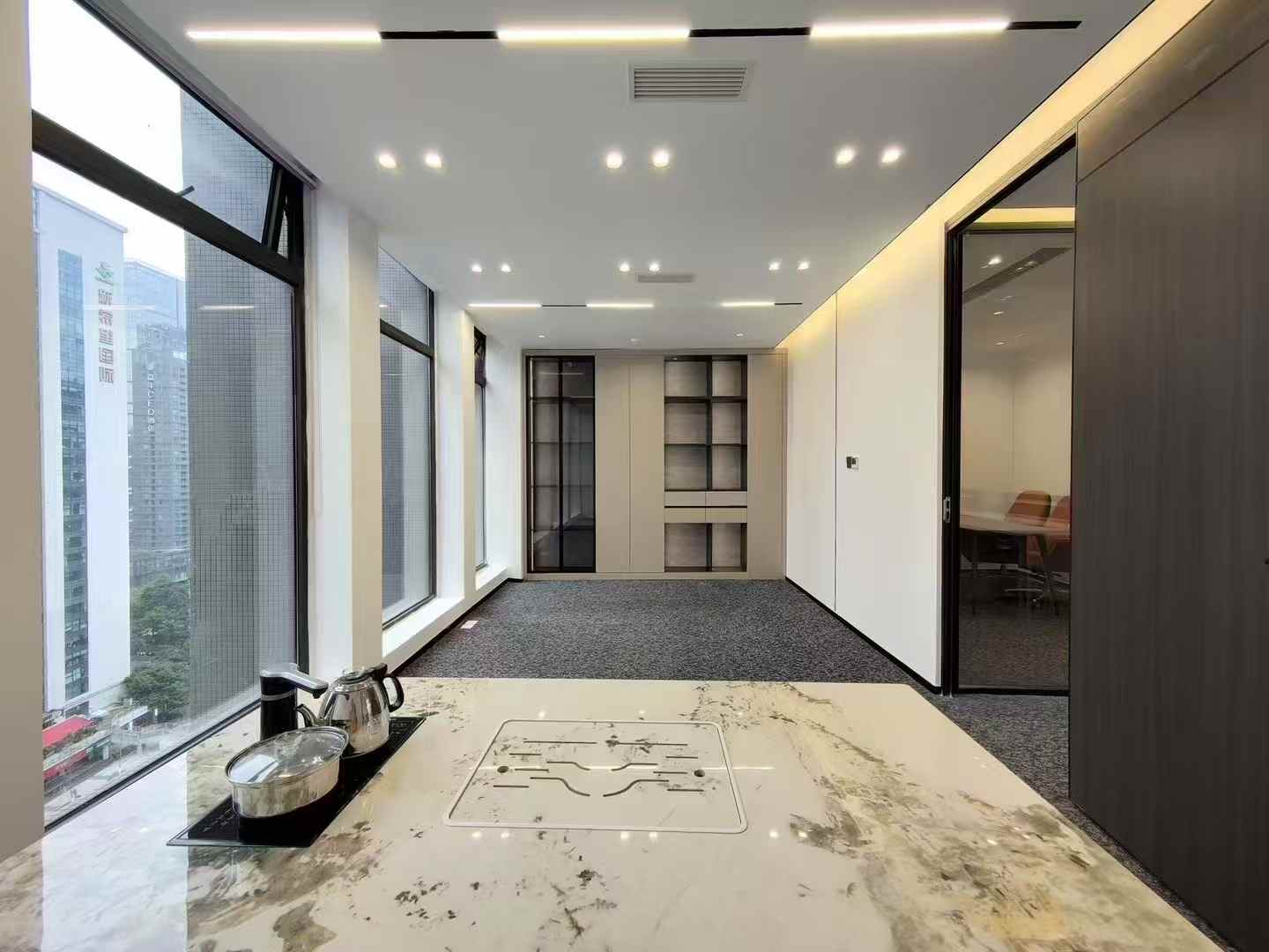 天府三街地铁口无加时费楼盘 197平 5隔间18工位 带会议室 报价含物费带家具 新希望国际办公室出租