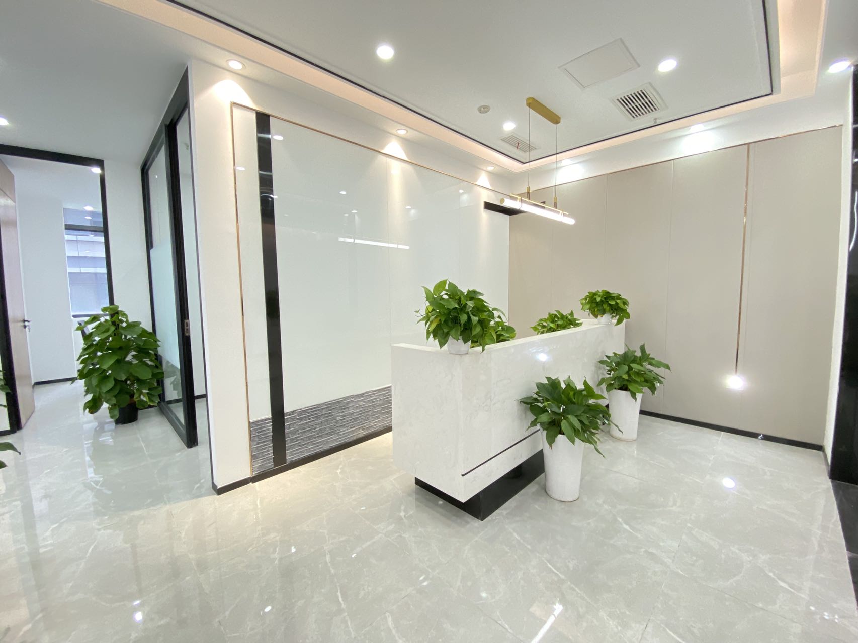 青羊区蔡桥地铁 服务面积257㎡ 4隔间120工位 拎包入住 户型方正 绿地跨贸港 成都办公室出租