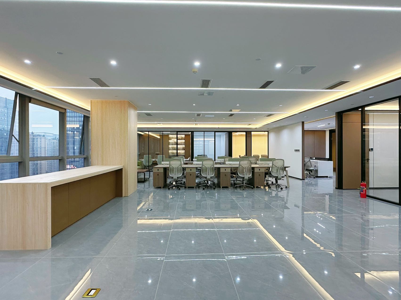 金融城电梯口精装户型 24小时空调 服务面积468平 8隔间32工位 带家具 大落地窗 誉峰国际办公室出租
