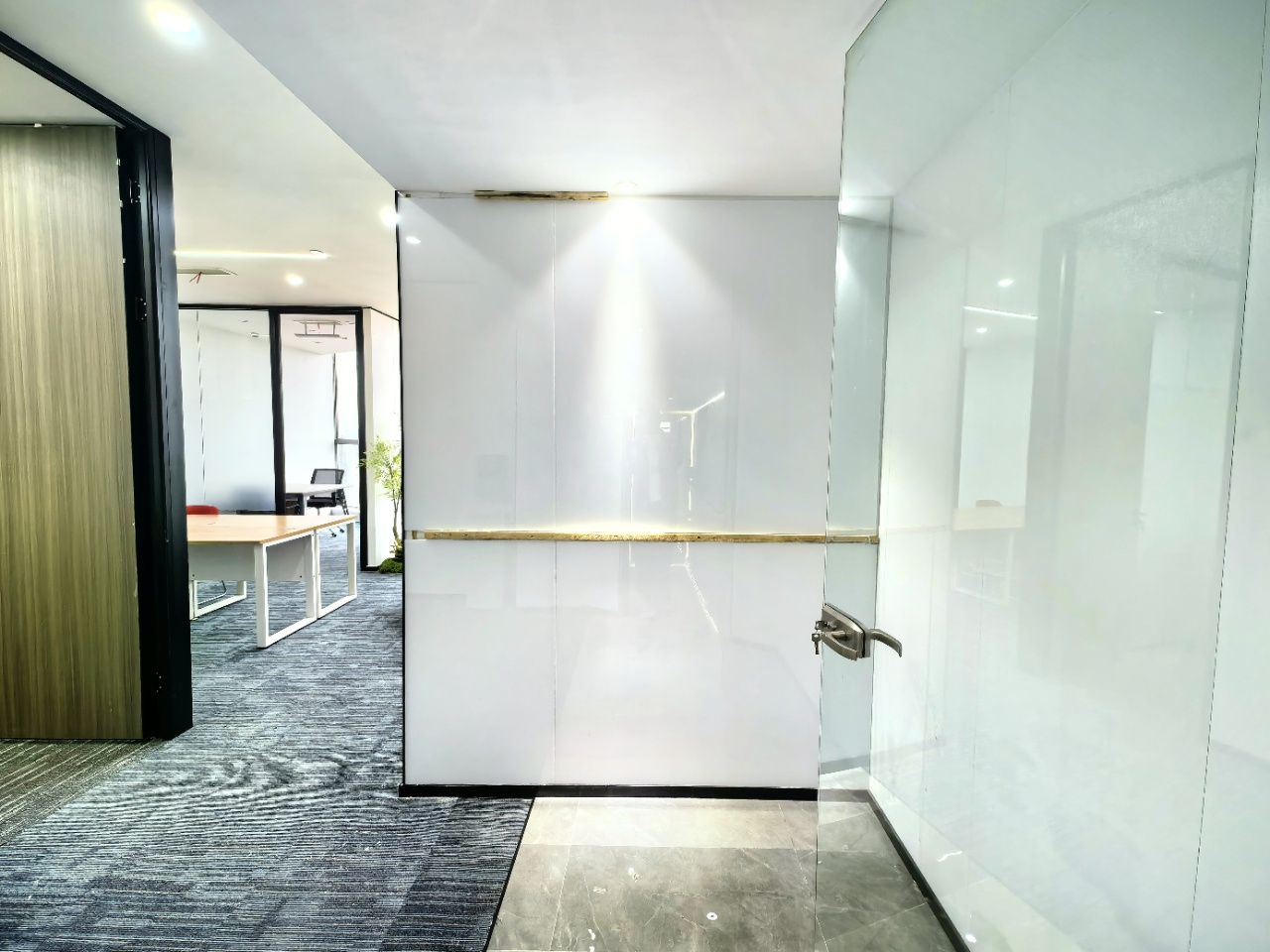 火车东站精选小面积  100平 2隔间8工位 特价出租 适合创业和办事处 近地铁 梦魔方广场办公室出租